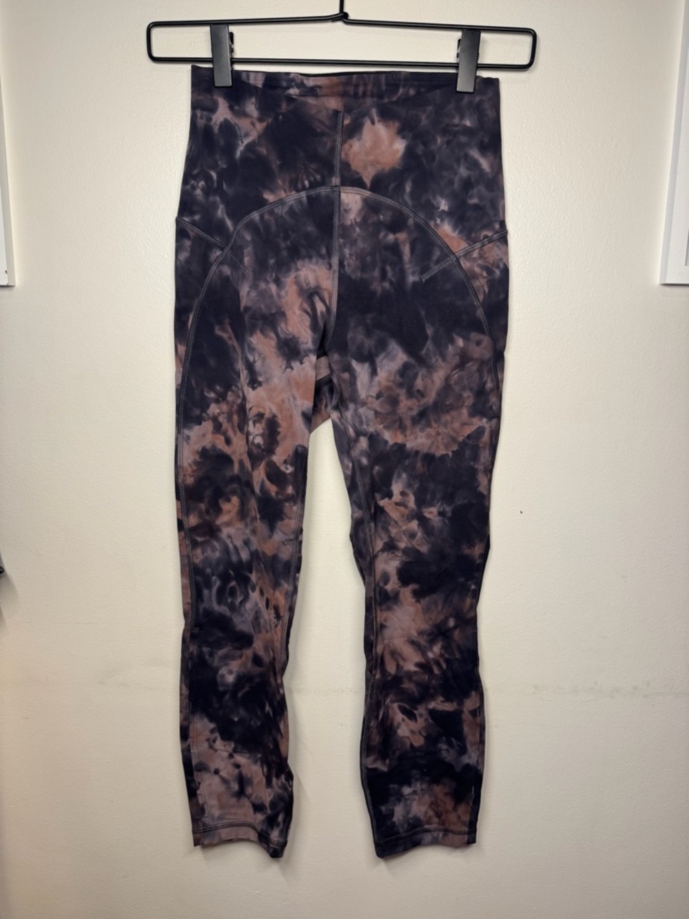 Lulu Unlimit High-Rise Crop 23" *Keyhole
Diamond Dye Graphite Grey Pink Pastel